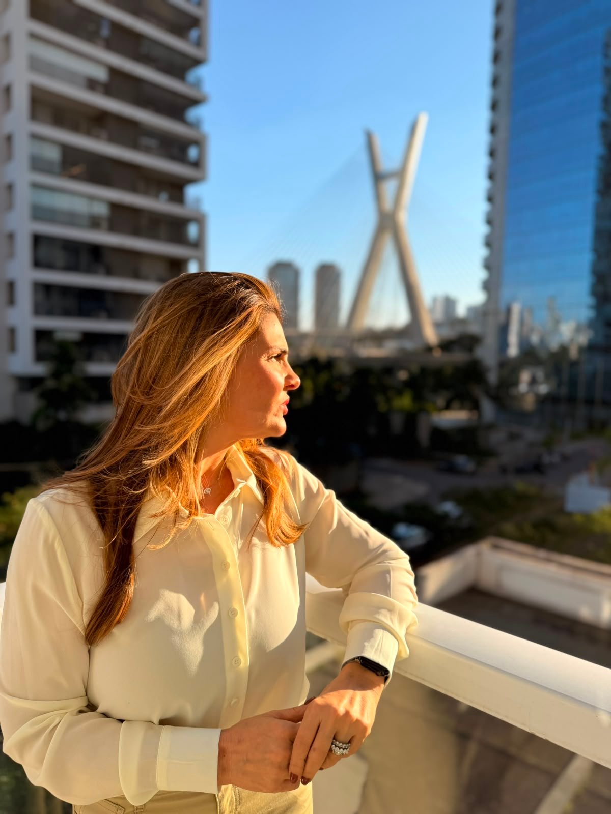 Alessandra do Valle olhando o horizonte